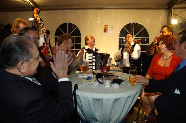 Zigeunertrio Kalinka met Balthasar Boma en Carmen Waterslaeghers van "De Kampioenen" op een privéfeest